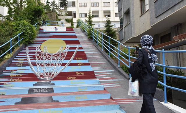 Trabzonspor'un şampiyonluk kupası merdivenlere resmedildi. Foto Galeri 6