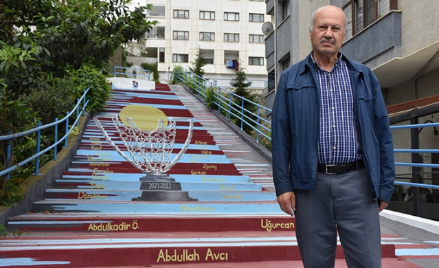 Trabzonspor'un şampiyonluk kupası merdivenlere resmedildi. Foto Galeri 8