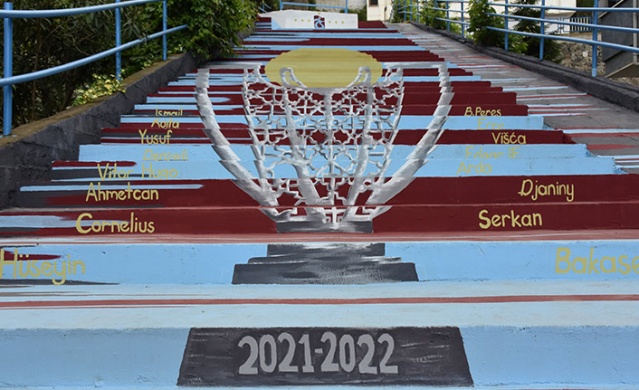 Trabzonspor'un şampiyonluk kupası merdivenlere resmedildi. Foto Galeri 7