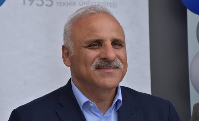 Trabzonspor'un şampiyonluk kupası merdivenlere resmedildi. Foto Galeri 5