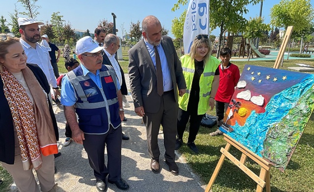 Minikler, atık kumaşlardan dikilen kıyafetlerle defile yaptı 2