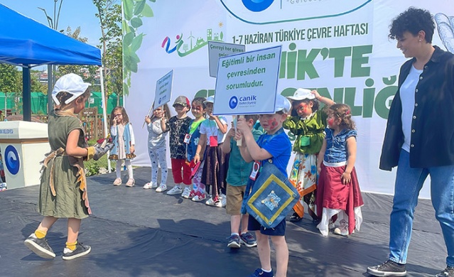 Minikler, atık kumaşlardan dikilen kıyafetlerle defile yaptı 3