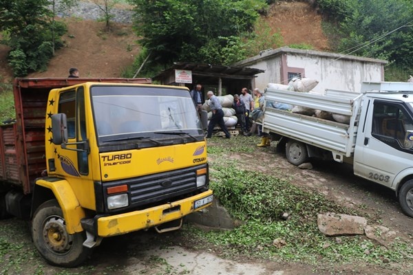 Rize'de selde yıkılmıştı! Yenisi yapılmayınca çaylar böyle alınıyor. Foto Haber 5