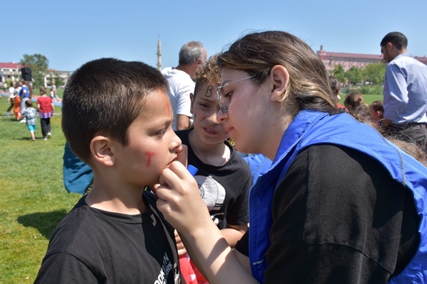 Trabzon'da öğrenciler "Geleneksel Çocuk Şenliği"nde oyunlar oynadı. Foto Haber 1