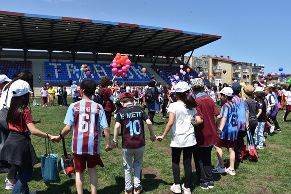 Trabzon'da öğrenciler "Geleneksel Çocuk Şenliği"nde oyunlar oynadı. Foto Haber 7