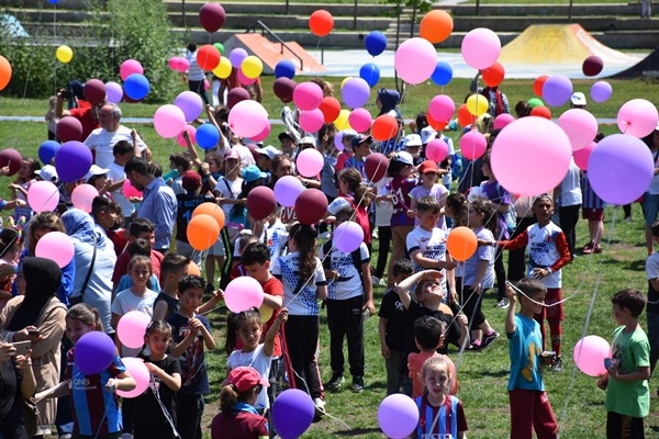 Trabzon'da öğrenciler "Geleneksel Çocuk Şenliği"nde oyunlar oynadı. Foto Haber 8