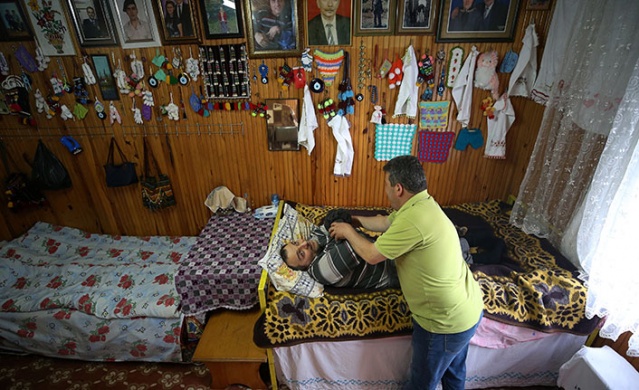 Yatağa bağımlı Bilgin'in odasını hediyelik eşyalar süslüyor. 11 Haziran 2022. Foto Haber 9