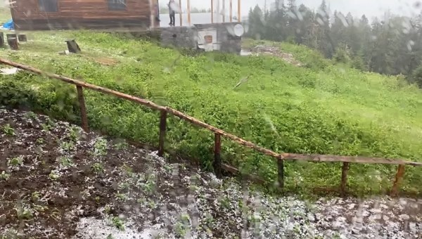 Rize'de yaylaya dolu yağdı; 1 kişi yaralandı. Foto Haber 8