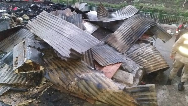 Bayburt'ta elektrikten yangın! Eşyalar küle döndü. Foto Haber 4