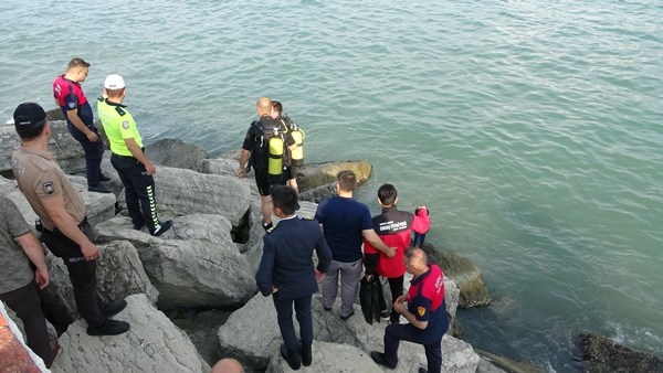 Ordu kayalıklardan atladığı denizde kayboldu. Foto Haber 5