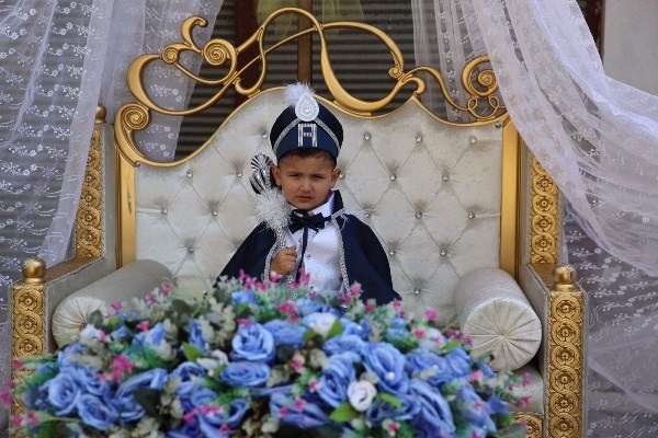 Vali Sonel, makam aracını sünnet çocuğu ‘Ayaz Efe’ye tahsis etti. Foto Haber 4