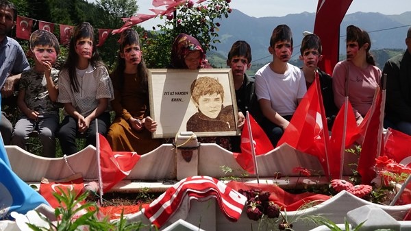 Şehit Eren Bülbül maskeli ziyaret, annesini duygulandırdı. Foto Haber 2