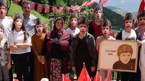 Şehit Eren Bülbül maskeli ziyaret, annesini duygulandırdı. Foto Haber 3