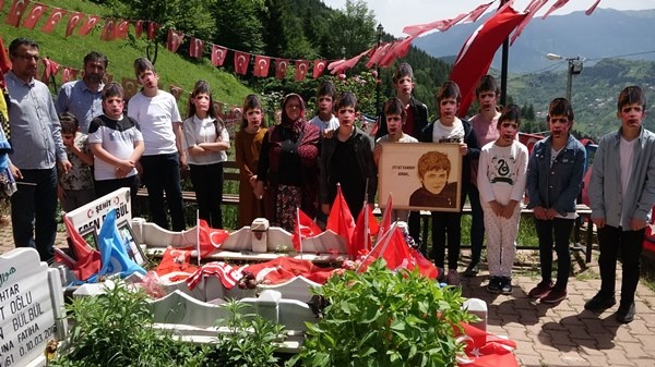 Şehit Eren Bülbül maskeli ziyaret, annesini duygulandırdı. Foto Haber 4