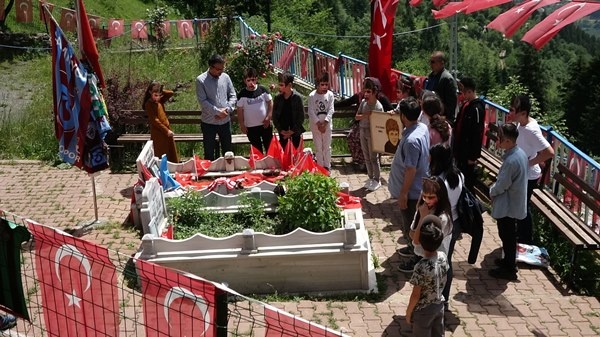 Şehit Eren Bülbül maskeli ziyaret, annesini duygulandırdı. Foto Haber 5