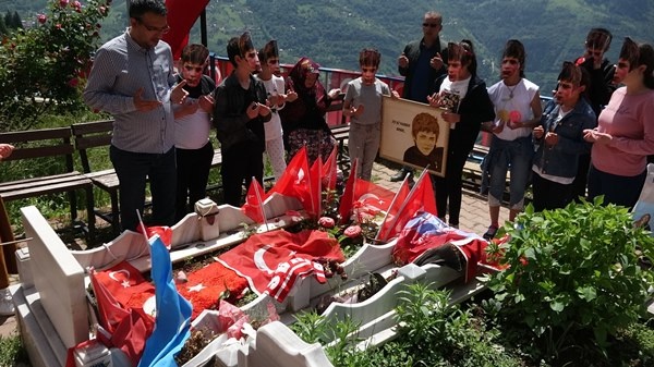 Şehit Eren Bülbül maskeli ziyaret, annesini duygulandırdı. Foto Haber 9
