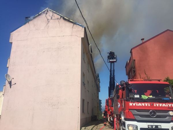 Trabzon'da çatı yangını paniğe neden oldu. Foto Haber 2