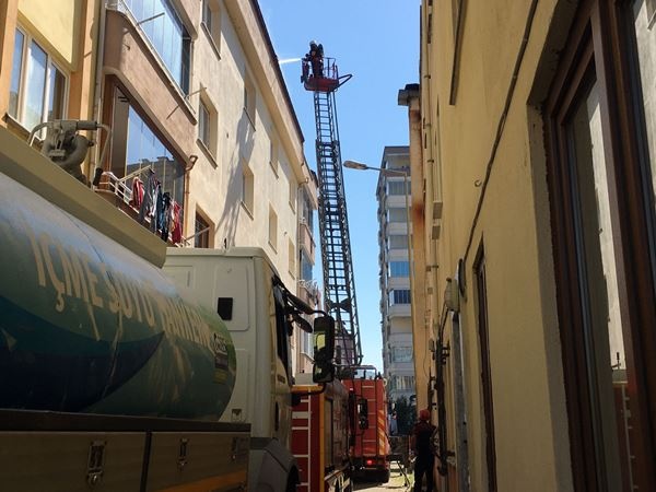 Trabzon'da çatı yangını paniğe neden oldu. Foto Haber 5