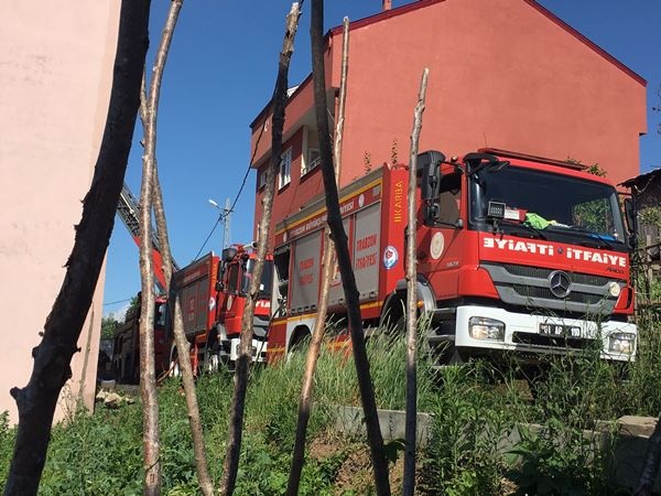 Trabzon'da çatı yangını paniğe neden oldu. Foto Haber 11
