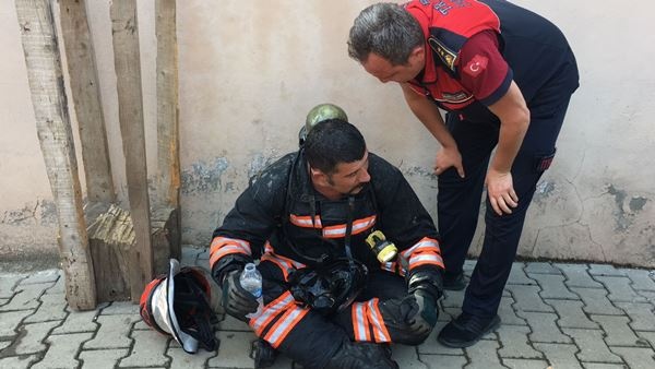 Trabzon'da çatı yangını paniğe neden oldu. Foto Haber 10