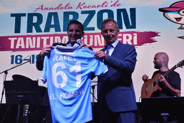 Rafet El Roman, Trabzonspor için bestelediği şarkıyı ilk kez konserinde söyledi. Foto Galeri 5