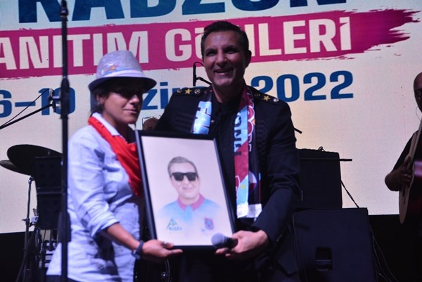 Rafet El Roman, Trabzonspor için bestelediği şarkıyı ilk kez konserinde söyledi. Foto Galeri 2