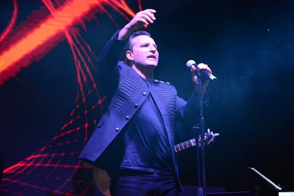 Rafet El Roman, Trabzonspor için bestelediği şarkıyı ilk kez konserinde söyledi. Foto Galeri 4