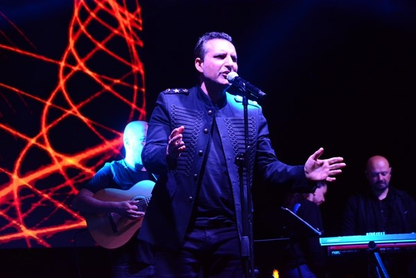 Rafet El Roman, Trabzonspor için bestelediği şarkıyı ilk kez konserinde söyledi. Foto Galeri 11