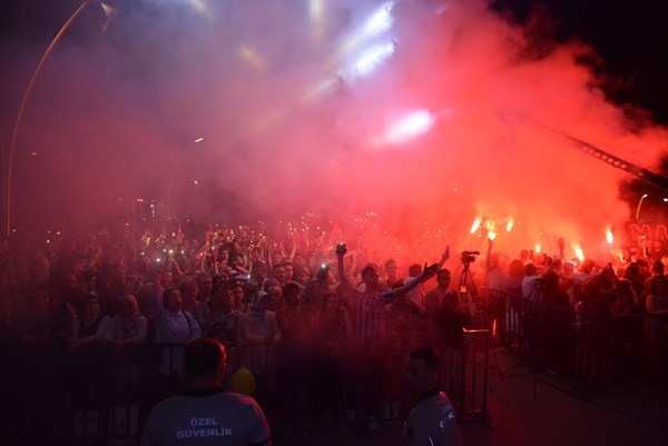 Rafet El Roman, Trabzonspor için bestelediği şarkıyı ilk kez konserinde söyledi. Foto Galeri 9