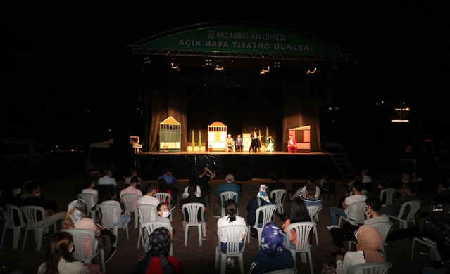 Akçaabat'ta 3. açık hava tiyatro günleri başlıyor 3