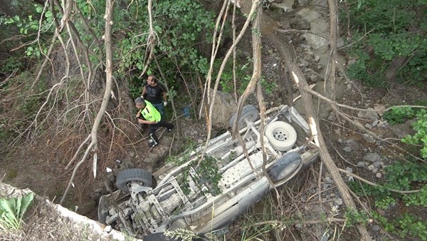 Gümüşhane’de işçileri taşıyan kamyonet köprüden düştü: 4 yaralı.21 Haziran 2022 Foto Haber 6