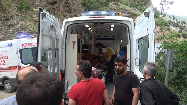 Gümüşhane’de işçileri taşıyan kamyonet köprüden düştü: 4 yaralı.21 Haziran 2022 Foto Haber 2