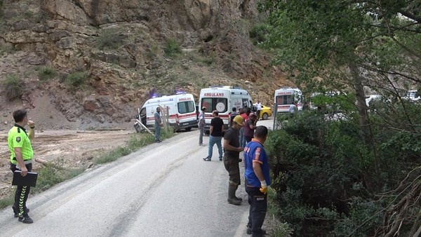 Gümüşhane’de işçileri taşıyan kamyonet köprüden düştü: 4 yaralı.21 Haziran 2022 Foto Haber 3