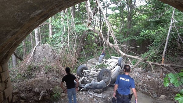 Gümüşhane’de işçileri taşıyan kamyonet köprüden düştü: 4 yaralı.21 Haziran 2022 Foto Haber 4