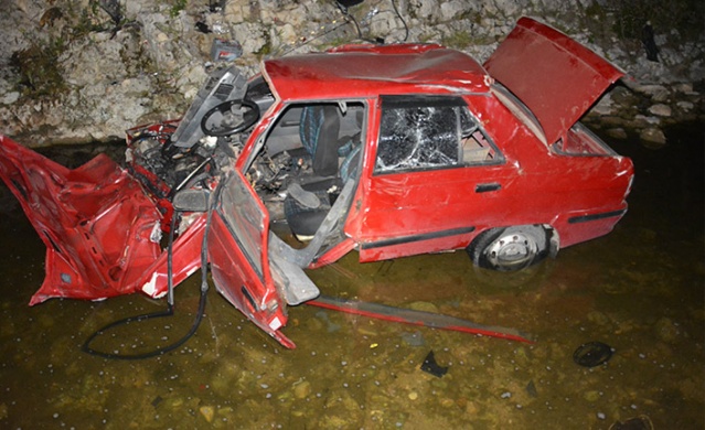 Ordu'da dereye düşen araç paramparça oldu, 1 kişi yaralandı. Foto Haber 4