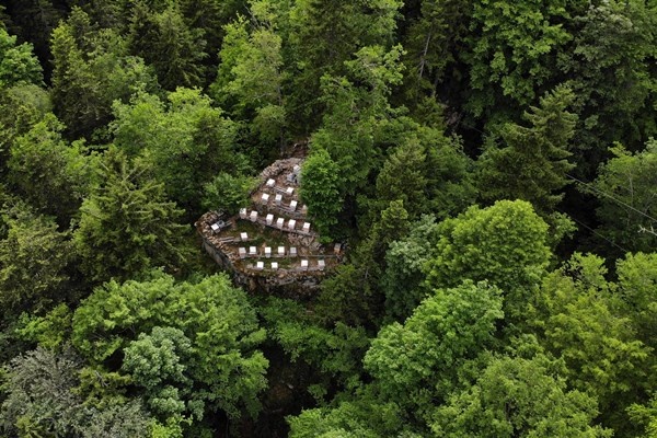 Gümüşhane'de asırlardır zor şartlarda üretip ilaç niyetine kullanıyorlar. Foto Haber 5