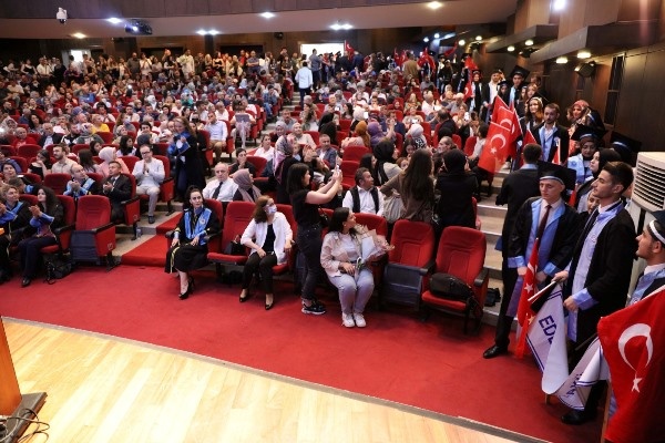 KTÜ Edebiyat Fakültesi’nde 25. Dönem Mezuniyet Coşkusu. 27 Haziran 2022 Foto Haber 4