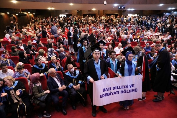 KTÜ Edebiyat Fakültesi’nde 25. Dönem Mezuniyet Coşkusu. 27 Haziran 2022 Foto Haber 25