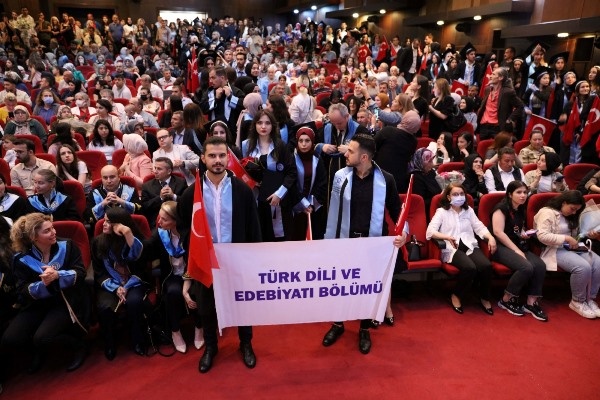 KTÜ Edebiyat Fakültesi’nde 25. Dönem Mezuniyet Coşkusu. 27 Haziran 2022 Foto Haber 2