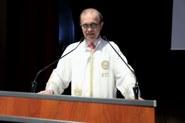 KTÜ Edebiyat Fakültesi’nde 25. Dönem Mezuniyet Coşkusu. 27 Haziran 2022 Foto Haber 5