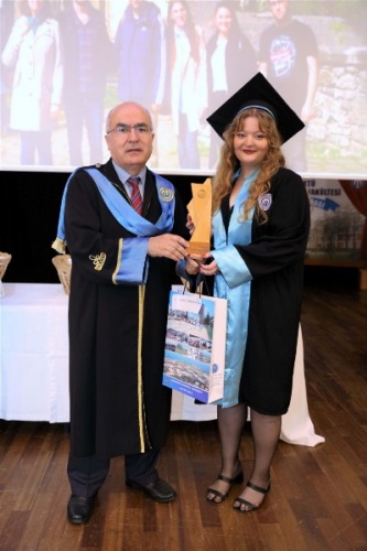 KTÜ Edebiyat Fakültesi’nde 25. Dönem Mezuniyet Coşkusu. 27 Haziran 2022 Foto Haber 17