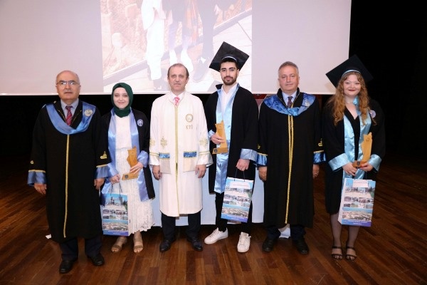 KTÜ Edebiyat Fakültesi’nde 25. Dönem Mezuniyet Coşkusu. 27 Haziran 2022 Foto Haber 13