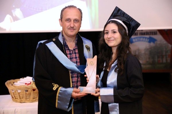 KTÜ Edebiyat Fakültesi’nde 25. Dönem Mezuniyet Coşkusu. 27 Haziran 2022 Foto Haber 18