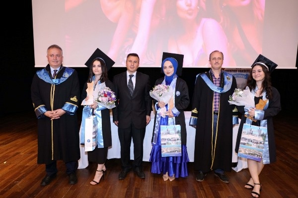 KTÜ Edebiyat Fakültesi’nde 25. Dönem Mezuniyet Coşkusu. 27 Haziran 2022 Foto Haber 14