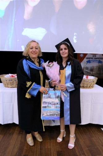 KTÜ Edebiyat Fakültesi’nde 25. Dönem Mezuniyet Coşkusu. 27 Haziran 2022 Foto Haber 16