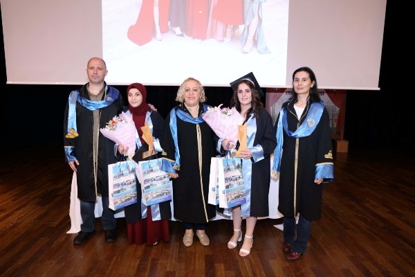 KTÜ Edebiyat Fakültesi’nde 25. Dönem Mezuniyet Coşkusu. 27 Haziran 2022 Foto Haber 26