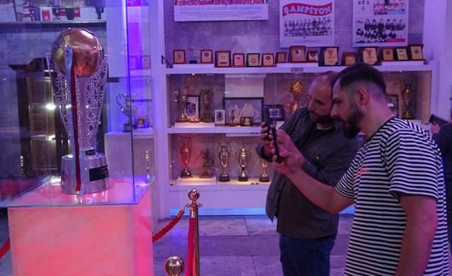 Trabzonspor'un şampiyonluk kupasına ziyaretçi akını! Foto Galeri 9