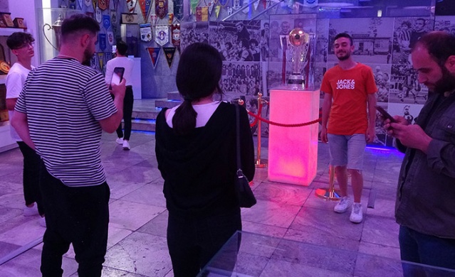 Trabzonspor'un şampiyonluk kupasına ziyaretçi akını! Foto Galeri 4