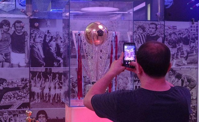 Trabzonspor'un şampiyonluk kupasına ziyaretçi akını! Foto Galeri 10