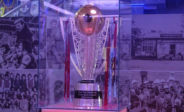 Trabzonspor'un şampiyonluk kupasına ziyaretçi akını! Foto Galeri 15